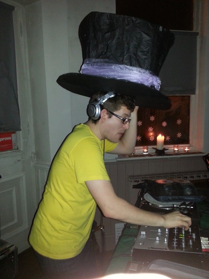 DJ Dan avec Le grand chapeau